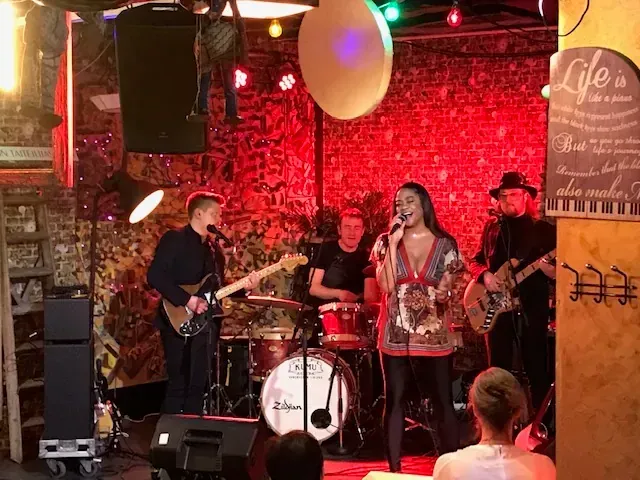 Livebändi esiintymässä Bar Bizarressa